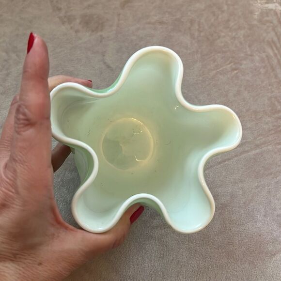 VTG Murano-style Handkerchief vase Green Glass Ruffled Vase With White Trim - Picture 5 of 7